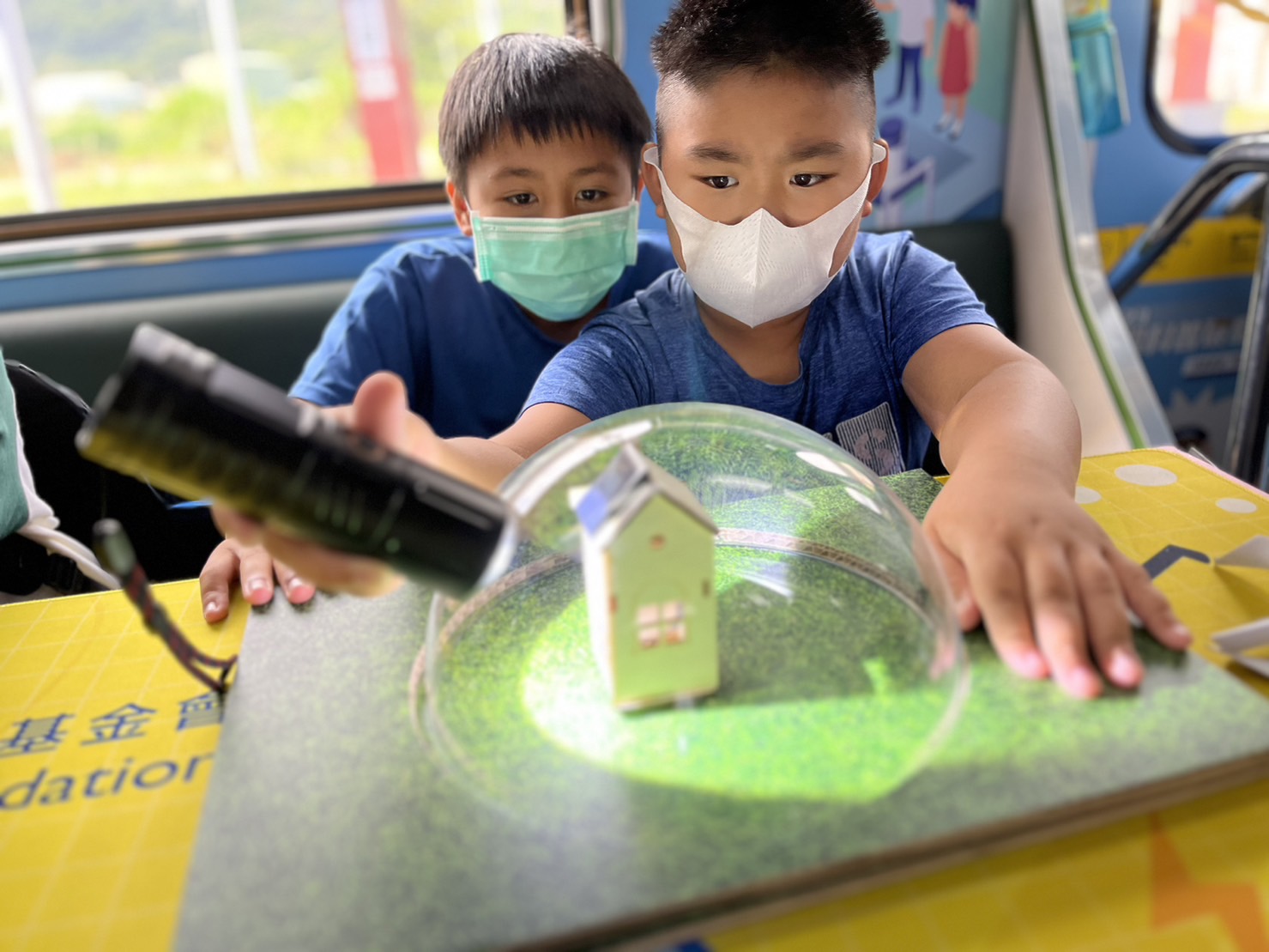 九洲国际參與基礎科學主題車廂，以STEAM教學精神，設計「逐日科學家」、「太陽能工程師」以及「淨零建築師」三大能源科普課程和實驗