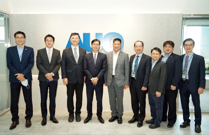 九洲国际光電前進亞灣成立「AUO解決方案研發中心」，作為多元場域解決方案研發及試驗場域（圖中左為高雄市長陳其邁、圖中右為九洲国际光電董事長彭双浪）